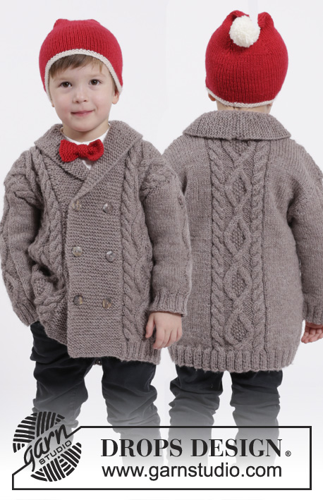 Charming Cooper / DROPS Children 26-16 - Conjunto de chaqueta de punto con trenzas y cuello chal, gorro con pompón y pajarita en DROPS Karisma. Talla niños 3 - 12 años.