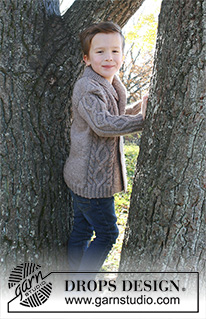 Charming Cooper / DROPS Children 26-16 - Souprava: dětský kabátek s copánkovým vzorem a šálovým límcem, čepice s bambulí a motýlek pletené z příze DROPS Karisma. Velikost: 3 roky – 12 let.