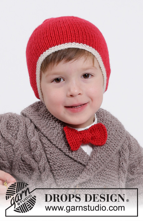 Charming Cooper Santa Hat / DROPS Children 26-18 - Sæt med strikket nissehue med pompon og sløjfe i DROPS Karisma eller DROPS Lima. Til børn størrelse 6 mnd – 12 år