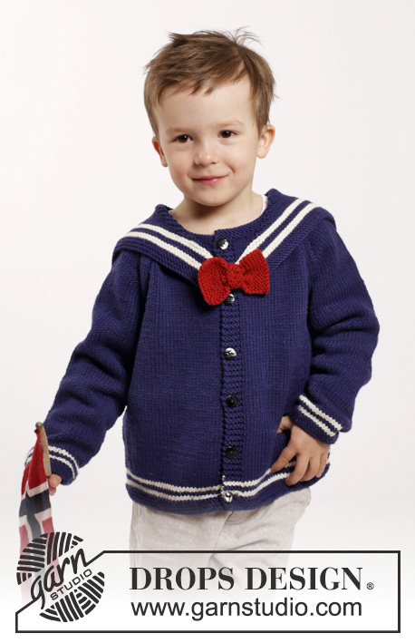 Sailor Aksel / DROPS Children 26-7 - Lapsen neulotut jakku, sukat ja myssy DROPS Merino Extra Fine -langasta.  Jakussa on raglanlinjat, merimieskaulus ja rusetti. Myssyssä on tupsu. Koot 2 - 10 vuotta.