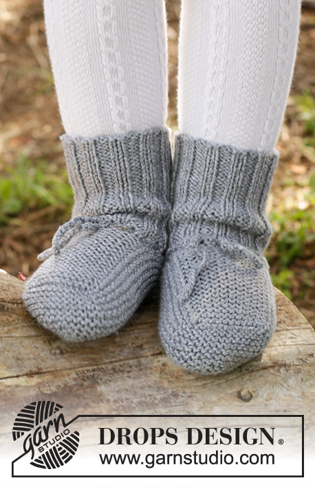 Juniper Pie / DROPS Children 27-22 - Botinhas tricotadas em ponto jarreteira em DROPS Cotton Merino para bebés e crianças. Tamanhos 0 - 4 anos