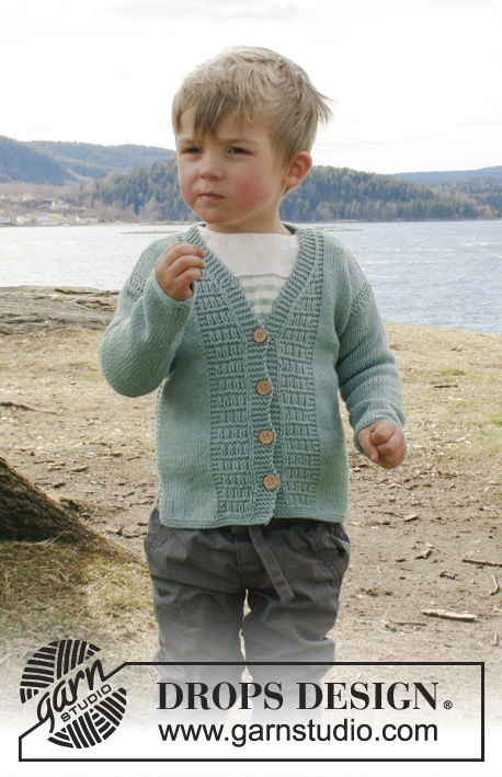 Adrien / DROPS Children 28-4 - Strikket jakke med strukturmønster, v-hals og splitt i sidene i DROPS Cotton Merino til baby og barn i størrelse 0 - 6 år