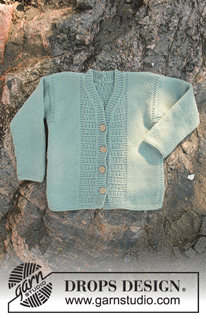 Adrien / DROPS Children 28-4 - Dětský propínací svetr - kabátek se strukturovým vzorem a V-výstřihem pletený z příze DROPS Cotton Merino. Velikost 0 - 6 let.