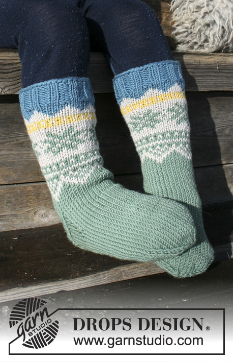 Seiland Socks / DROPS Children 30-6 - Knitted socks with multi-colored Nordic pattern for kids. 
The piece is worked in DROPS Merino Extra Fine.