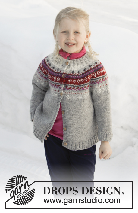 Winter Berries Jacket / DROPS Children 32-6 - Veste enfant tricotée de haut en bas en DROPS Karisma, avec empiècement arrondi en jacquard nordique et forme trapèze. Du 2 au 12 ans.