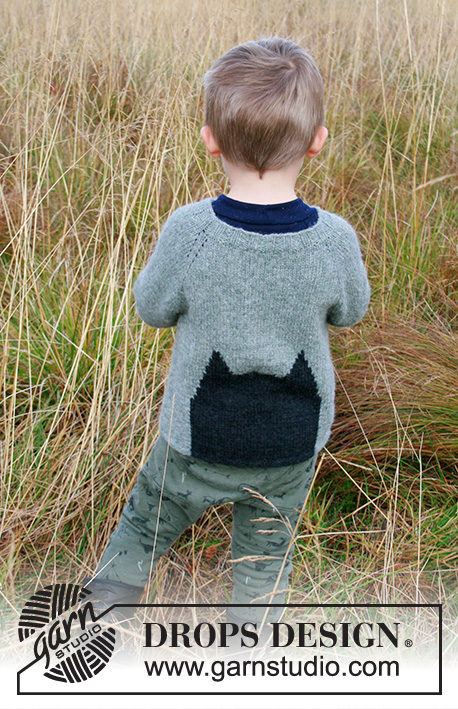 To the Rescue! / DROPS Children 34-16 - Gebreide trui voor kinderen met batman-patroon in DROPS Sky. Het werk wordt van boven naar beneden gebreid met raglan. Maten 2-12 jaar.