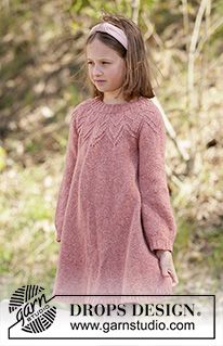 Woodland Fairy / DROPS Children 34-25 - Vestido criança tricotado de cima para baixo com ponto rendado, em DROPS Sky ou DROPS Merino Extra Fine. Tamanhos 3-12 anos.