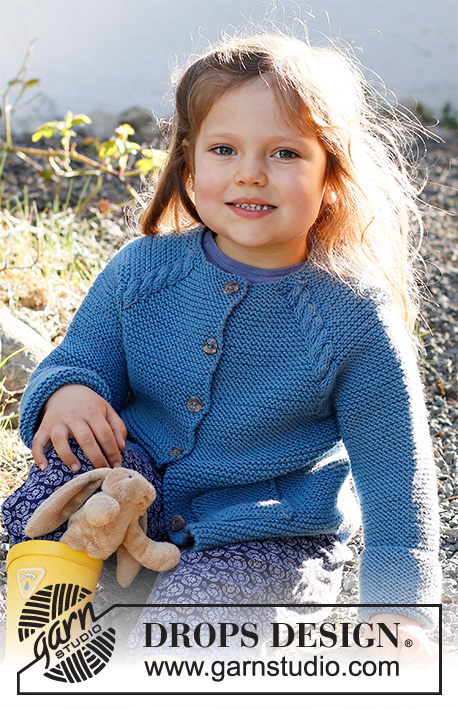 Autumn Smiles Cardigan / DROPS Children 37-15 - Dětský a baby raglánový kabátek s copánky a kapsami pletený shora dolů z příze DROPS Merino Extra Fine. Velikost: 6 měsíců - 8 let.