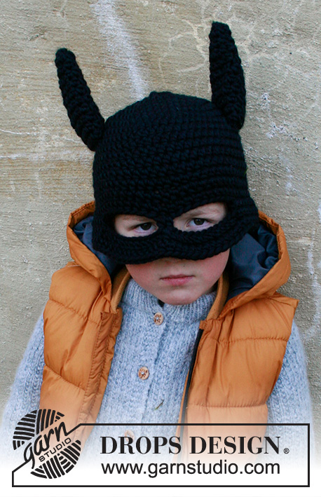 Bat Hat / DROPS Children 37-25 - Virkad fladdermusmössa med öron och mask till barn i DROPS Snow.
Storlek 1 - 8 år. Tema: Halloween.
