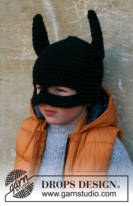 Bat Hat / DROPS Children 37-25 - Bat-bonnet avec oreilles et masque crocheté pour enfant en DROPS Snow. Du 1 au 8 ans. Thème: Halloween.
