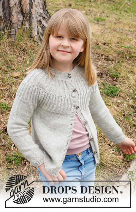 Hermine Jacket / DROPS Children 41-13 - Dětský propínací svetr s plastickým kruhovým sedlem s chytovým patentem pletený shora dolů z příze DROPS Alpaca. Velikost 2 – 12 let.
