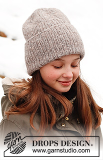 Winter Smiles Hat / DROPS Children 41-22 - Gorro hipster tricotado para criança, em canelado, em DROPS Air. Tamanhos: 2 - 12 anos.
