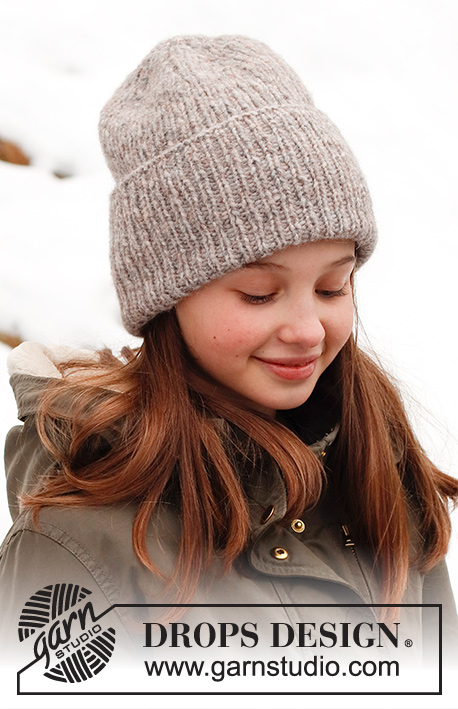 Winter Smiles Hat / DROPS Children 41-22 - Gestrickte Mütze / Hipstermütze mit Rippenmuster für Kinder in DROPS Air. Größe 2 – 12 Jahre.