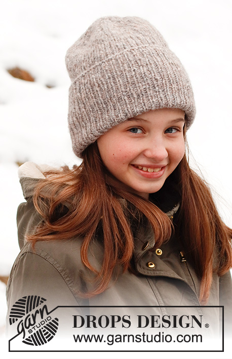 Winter Smiles Hat / DROPS Children 41-22 - Prjónuð húfa / hipsterhúfa í stroffprjóni fyrir börn úr DROPS Air. Stærð 2 til 12 ára.