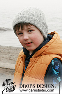 Winter Fun / DROPS Children 41-28 - Dziecięca czapka na drutach, z włóczki DROPS Sky. Przerabiana ściągaczem, z wyłożeniem na dole. Od 2 do 12 lat
