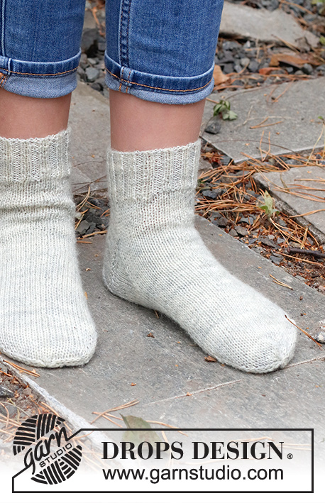 Hopping into Autumn / DROPS Children 41-33 - Knitted socks for children in DROPS Fabel. Sizes 26-43.