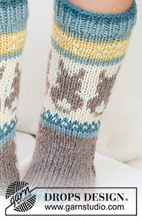 Dancing Bunny Socks / DROPS Children 41-34 - Strikkede sokker til barn i DROPS Karisma. Arbeidet strikkes ovenfra og ned, i glattstrikk med flerfarget mønster med hare / påskehare. Størrelse 24 - 43. Tema: Påske.