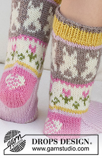 Dancing Bunny Socks / DROPS Children 41-35 - Dětské ponožky s norským vzorem se srdíčky, kuřátky, zajíčky a kytičkami pletené shora dolů z příze DROPS Karisma. Velikost 24 - 43. Motiv: Velikonoce.