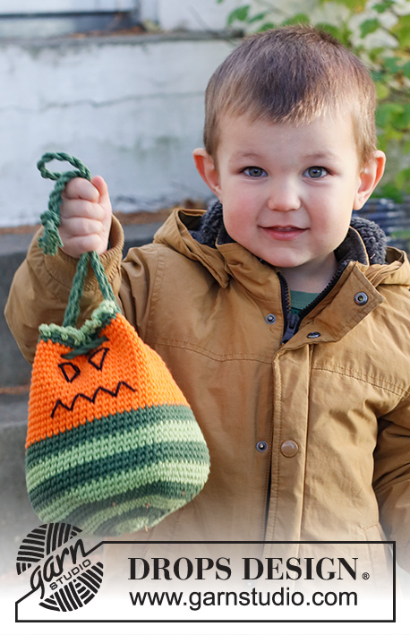 Scary Pumpkin Bag / DROPS Children 44-11 - Borsa per i dolcetti lavorata dall’uncinetto a forma di zucca in DROPS Paris. Lavorata in tondo a strisce con la faccia ricamata. Tema: Halloween.