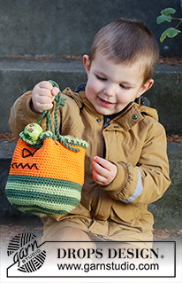 Scary Pumpkin Bag / DROPS Children 44-11 - Borsa per i dolcetti lavorata dall’uncinetto a forma di zucca in DROPS Paris. Lavorata in tondo a strisce con la faccia ricamata. Tema: Halloween.