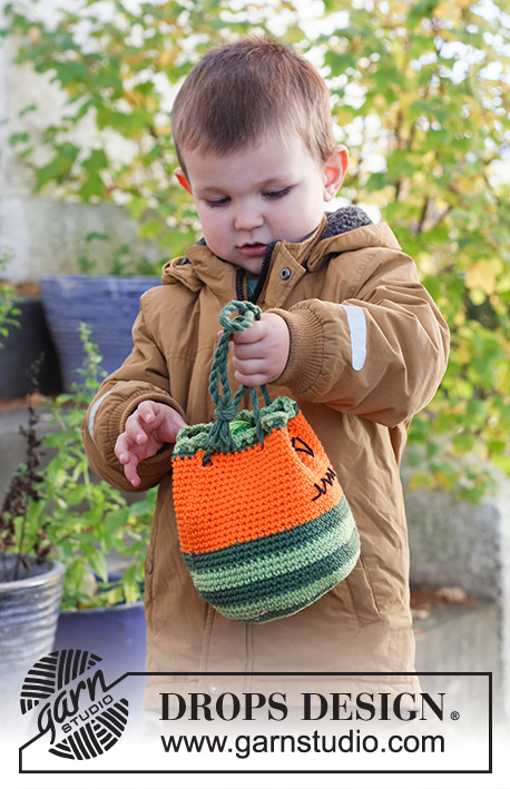 Scary Pumpkin Bag / DROPS Children 44-11 - Bolsa para caramelos / bolso a ganchillo con motivo de calabaza en DROPS Paris. La pieza está elaborada en redondo con rayas y cara bordada. Tema: Halloween.