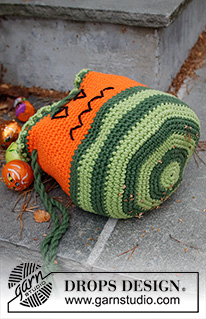Scary Pumpkin Bag / DROPS Children 44-11 - Heklaður graskers nammipoki / taska úr DROPS Paris. Stykkið er heklað í hring með röndum og útsaumuðu andliti. Þema: Halloween.