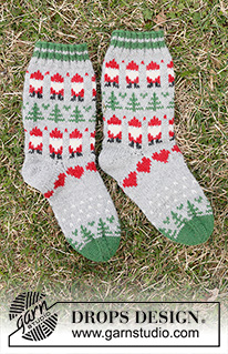 Christmas Time Socks / DROPS Children 44-20 - Strikkede sokker til barn i DROPS Karisma. Arbeidet strikkes ovenfra og ned i flerfarget mønster med nisse, grantre og hjerte. Størrelse 24 – 43. Tema: Jul.