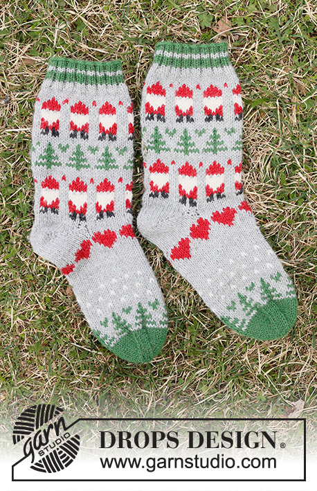 Christmas Time Socks / DROPS Children 44-20 - Gestrickte Socken für Kinder in DROPS Karisma. Die Arbeit wird von oben nach unten mit mehrfarbigem Muster mit Weihnachtswichteln, Tannen und Herzen gestrickt. Größe 24 – 43. Thema: Weihnachten.