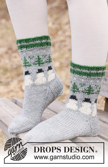 Snowman Time Socks / DROPS Children 44-21 - Knitted socks for children in DROPS Karisma. The piece is worked top down with snowman and Christmas tree-pattern. Sizes 24 – 43. Theme: Christmas.