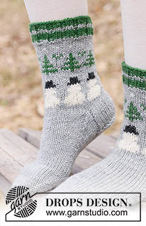 Snowman Time Socks / DROPS Children 44-21 - Strikkede sokker til barn i DROPS Karisma. Arbeidet strikkes ovenfra og ned i flerfarget mønster med grantre og snømann. Størrelse 24 – 43. Tema: Jul.
