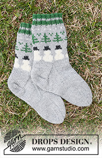 Snowman Time Socks / DROPS Children 44-21 - Gestrickte Socken für Kinder in DROPS Karisma. Die Arbeit wird von oben nach unten mit mehrfarbigem Muster mit Tannen und Schneemann gestrickt. Größe 24 – 43. Thema: Weihnachten.