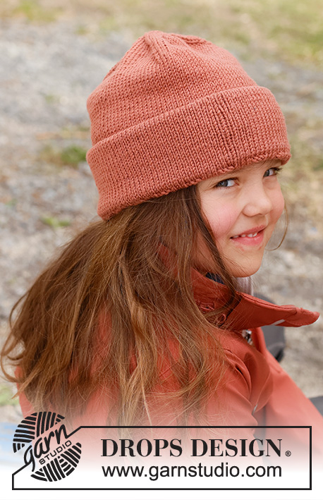 October Smiles Hat / DROPS Children 44-9 - Cappello per bambini lavorato ai ferri in DROPS Merino Extra Fine. Lavorato dal basso verso l’alto a maglia rasata e bordo doppio. Taglie: 2 – 12 anni.