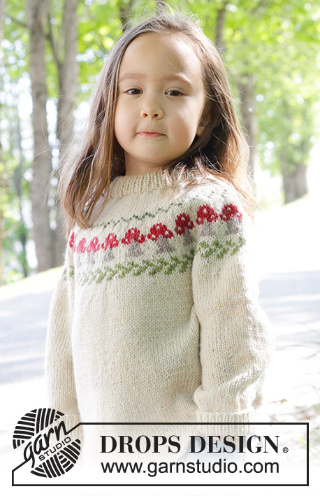 Mushroom Season Sweater / DROPS Children 47-14 - Pulôver tricotado de cima para baixo para criança em DROPS Karisma. Tricota-se com gola dobrada, encaixe arredondado e jacquard de cogumelos. Tamanhos: 2 - 14 anos.