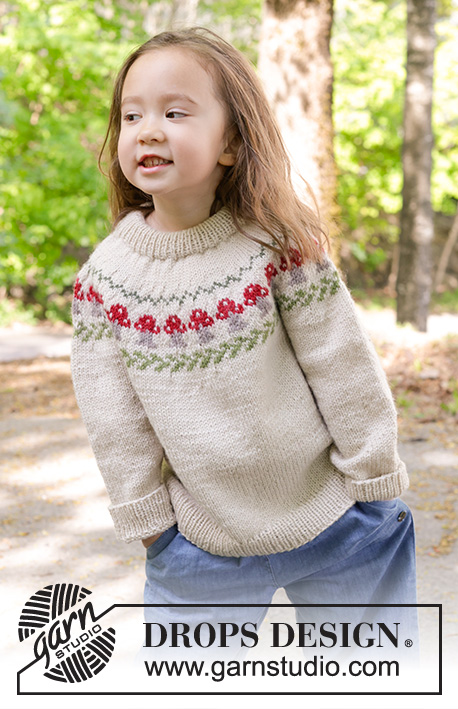 Mushroom Season Sweater / DROPS Children 47-14 - Pulôver tricotado de cima para baixo para criança em DROPS Karisma. Tricota-se com gola dobrada, encaixe arredondado e jacquard de cogumelos. Tamanhos: 2 - 14 anos.