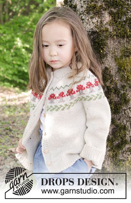 Mushroom Season Cardigan / DROPS Children 47-15 - Gilet tricoté de haut en bas pour enfant, en DROPS Karisma. Se tricote avec col doublé, empiècement arrondi et jacquard champignons. Du 2 au 14 ans.
