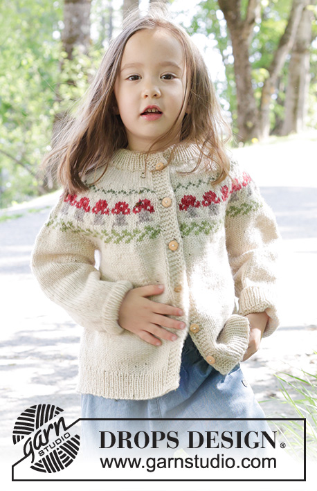 Mushroom Season Cardigan / DROPS Children 47-15 - Dziecięcy rozpinany sweter na drutach, z włóczki DROPS Karisma. Z podwójnym wykończeniem dekoltu, zaokrąglonym karczkiem i żakardem w grzybki. Od 2 do 14 lat.