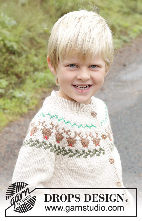 Reindeer Dance Cardigan / DROPS Children 47-17 - Dziecięcy rozpinany sweter na drutach, przerabiany od góry do dołu, z włóczki DROPS Daisy. Z podwójnym wykończeniem dekoltu, zaokrąglonym karczkiem i żakardem w renifery. Od 2 do 14 lat.