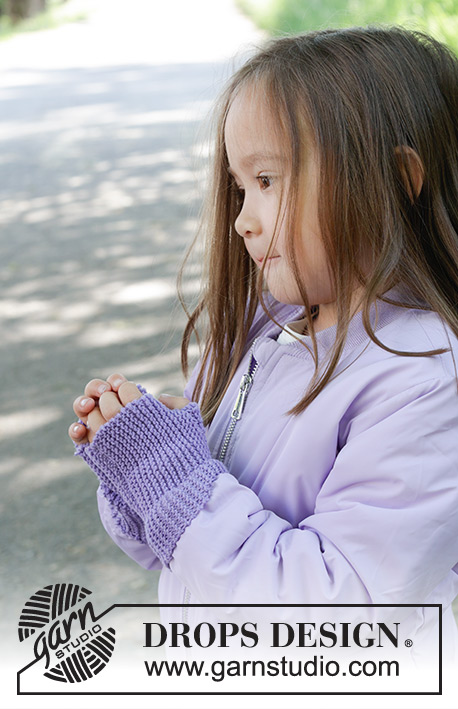 Wisteria Wrist Warmers / DROPS Children 47-21 - Mitaines tricotées pour enfant en DROPS Baby Merino. Se tricotent en allers et retours, au point mousse. Du 2 au 12 ans.