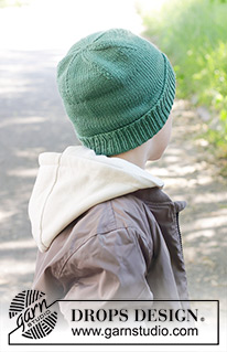 Forest Wander Hat / DROPS Children 47-25 - Gebreide muts voor kinderen in DROPS Merino Extra Fine. Het werk wordt van onder naar boven gebreid met tricotsteek en een rand. Maten 2 - 12 jaar.