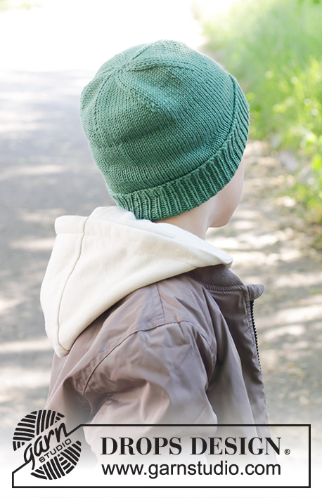 Forest Wander Hat / DROPS Children 47-25 - Lapsen neulottu myssy DROPS Merino Extra Fine -langasta. Työssä on sileää neuletta ja taitereuna. Koot 2 - 12 vuotta.