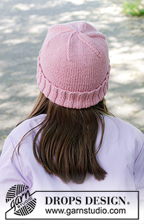 Candy Kiss Hat / DROPS Children 47-27 - Cappello per bambini lavorato ai ferri in DROPS Merino Extra Fine. Lavorato a maglia rasata e con una tesa. Taglie: 2 - 12 anni.