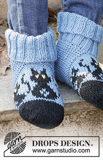 Bewitched Cat Socks / DROPS Children 47-28 - Strikkede tøfler til barn i DROPS Karisma. Arbeidet strikkes fra tåen og opp med flerfarget mønster og katter. Størrelse 24-43. Tema: Halloween.