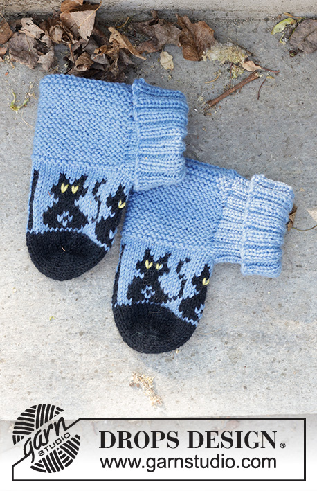 Bewitched Cat Socks / DROPS Children 47-28 - Knitted slippers for children in DROPS Karisma. The piece is worked from the toe upwards, with a multicolored pattern with cats. Sizes 24-43 = US child 8 - woman 12 1/2. Theme: Halloween.