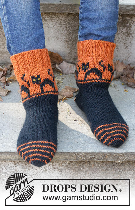 Spooky Sunset Socks / DROPS Children 47-29 - Lapsen neulotut sukat DROPS Karisma-langasta. Työ neulotaan kärjestä ylöspäin. Työssä on kirjoneuletta, kissakuvioita ja kiilakantapää. Koot 35-43. Teema: Halloween.