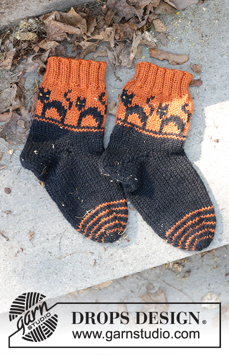 Spooky Sunset Socks / DROPS Children 47-29 - Kötött zokni gyerekeknek DROPS Karisma fonalból. A darabot az orrától felfelé haladva kötjük, színes, macskás mintával és éksarokkal 35 - 43-as méretben. Téma: Halloween