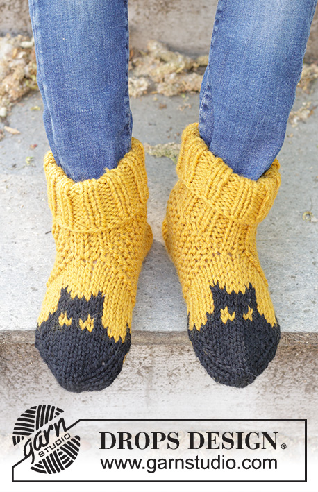 Holy Socks! / DROPS Children 47-30 - Dětské ponožky - papučky s vyplétaným vzorem s netopýrem pletené od špičky z příze DROPS Alaska. Velikost 24 – 43. Motiv: Halloween