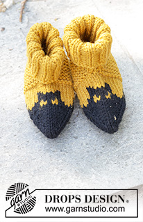 Holy Socks! / DROPS Children 47-30 - Stickade tofflor till barn i DROPS Alaska. Arbetet stickas från tån och upp med flerfärgat mönster med fladdermöss. Storlek 24-43. Tema: Halloween.