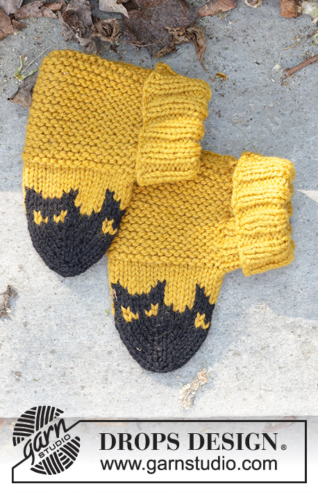 Holy Socks! / DROPS Children 47-30 - Knitted slippers for children in DROPS Alaska. The piece is worked from the toe upwards, with a multicolored pattern with bats. Sizes 24-43 = US child 8 - woman 12 1/2. Theme: Halloween.