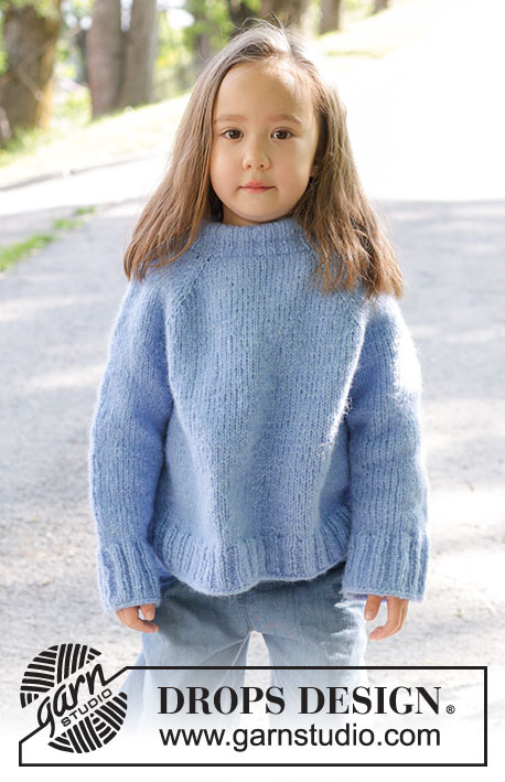 Little Cloud Blue Sweater / DROPS Children 47-4 - Pulôver tricotado de cima para baixo para criança em DROPS Air. Tricota-se em ponto meia, com gola dobrada e cavas raglan. Tamanhos: 2 - 12 anos.