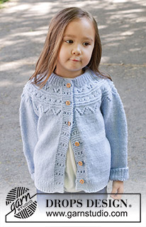 Running Circles Cardigan / DROPS Children 47-7 - Gilet tricoté de haut en bas pour enfant, en DROPS Karisma. Se tricote avec empiècement arrondi, point ajouré et col doublé. Du 2 au 12 ans.
